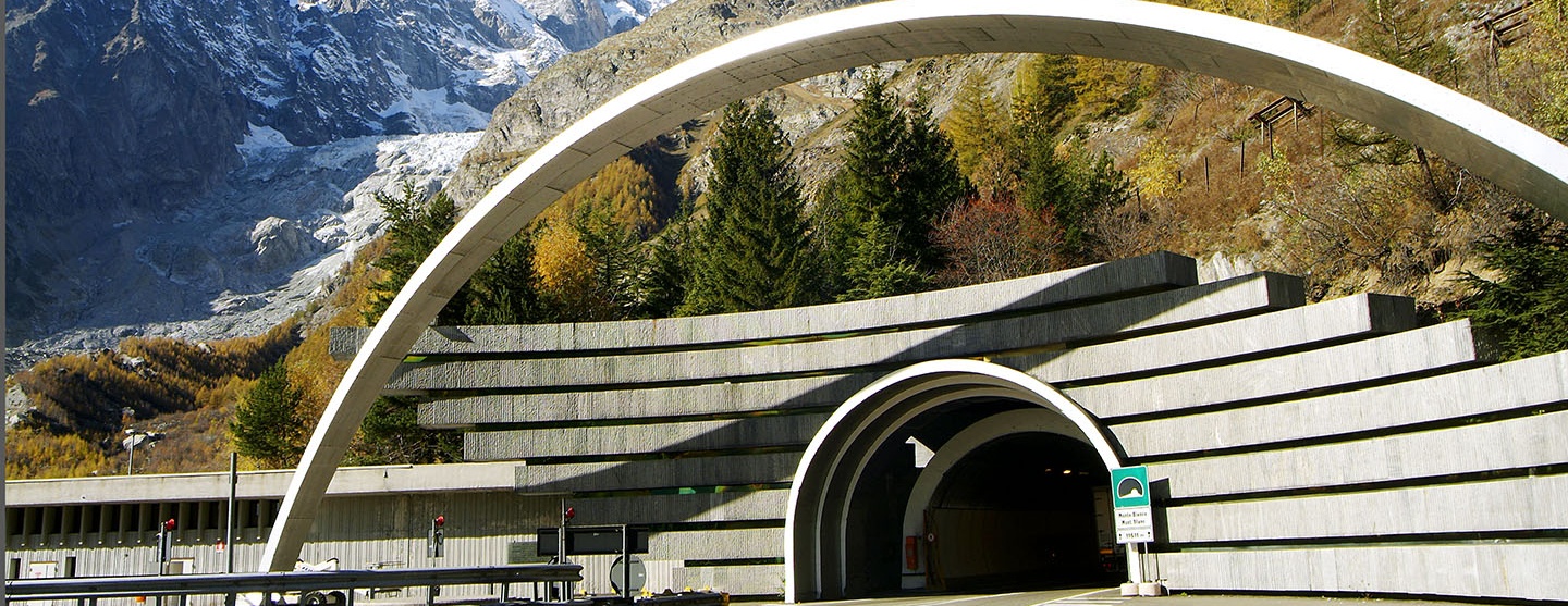 Vue de l’entrée du tunnel du Mont-Blanc