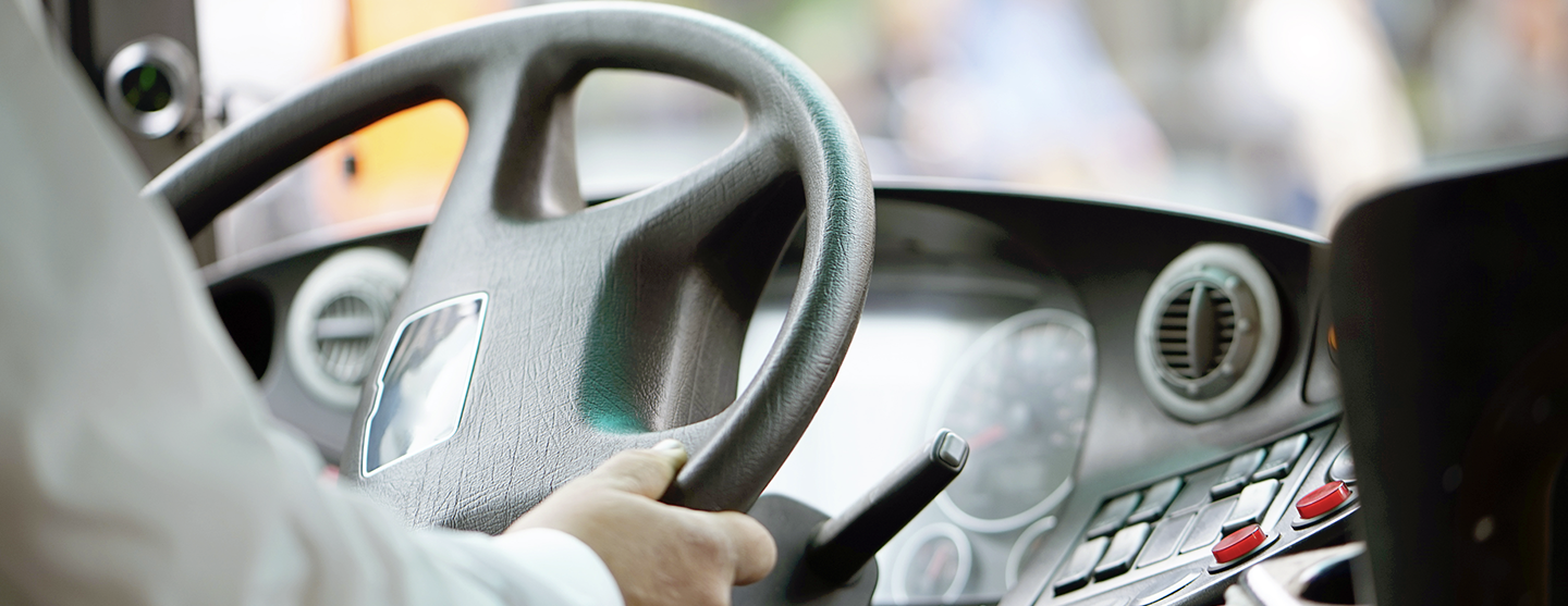 Vue d'un chauffeur de bus au volant de son véhicule