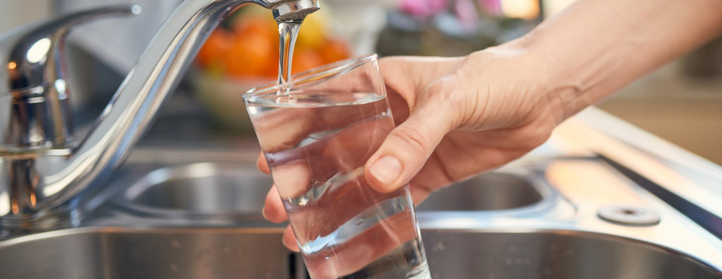 un verre d'eau potable du robinet