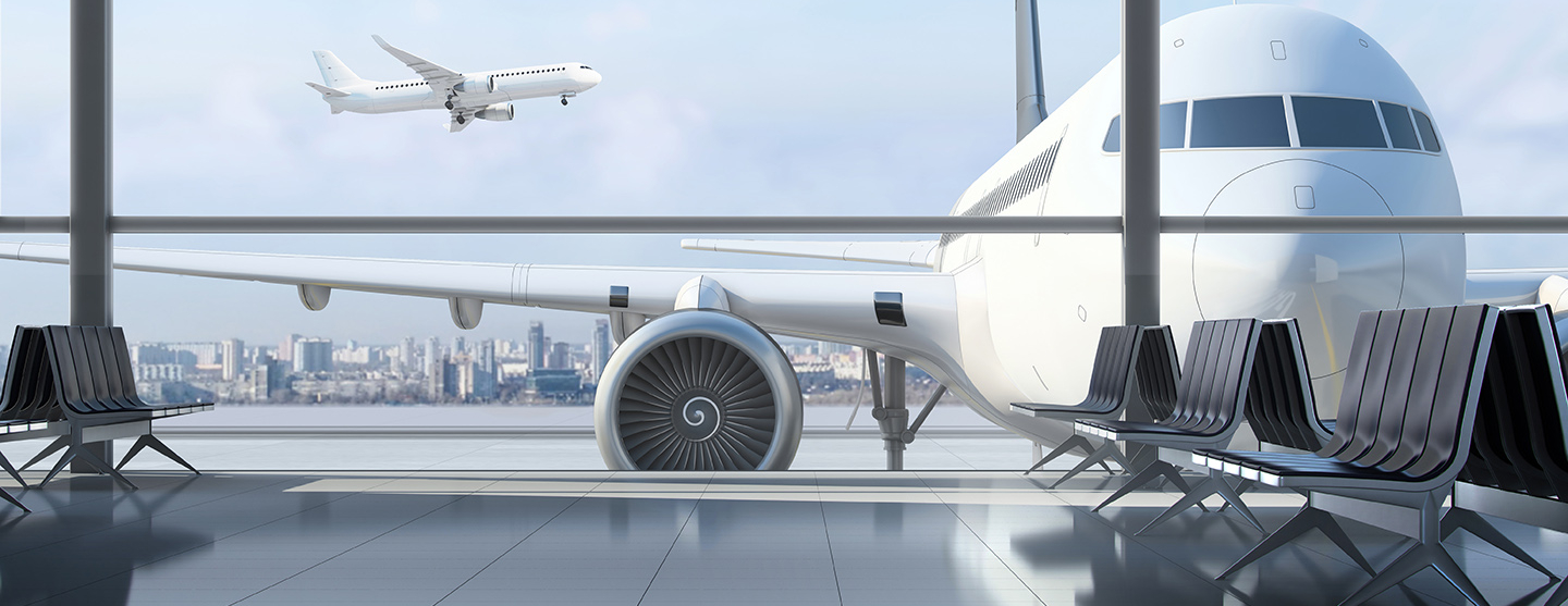 Vue de l'intérieur d'un terminal aéroportuaire et d'un avion au second plan