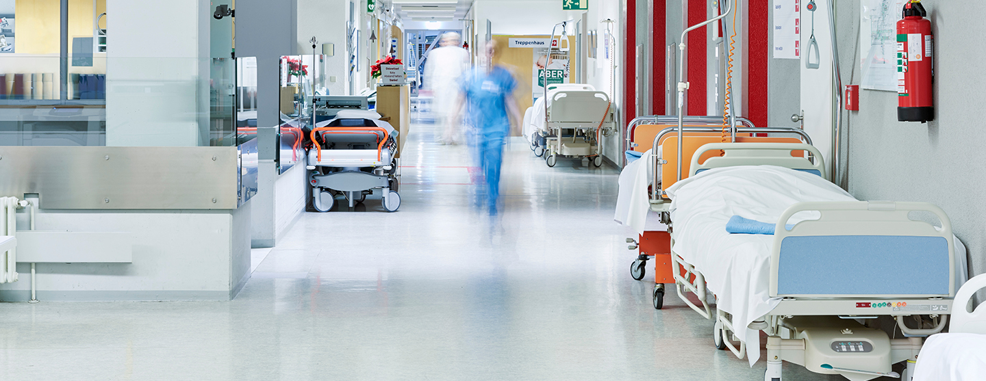 Vue d'un couloir d'hôpital et de brancards