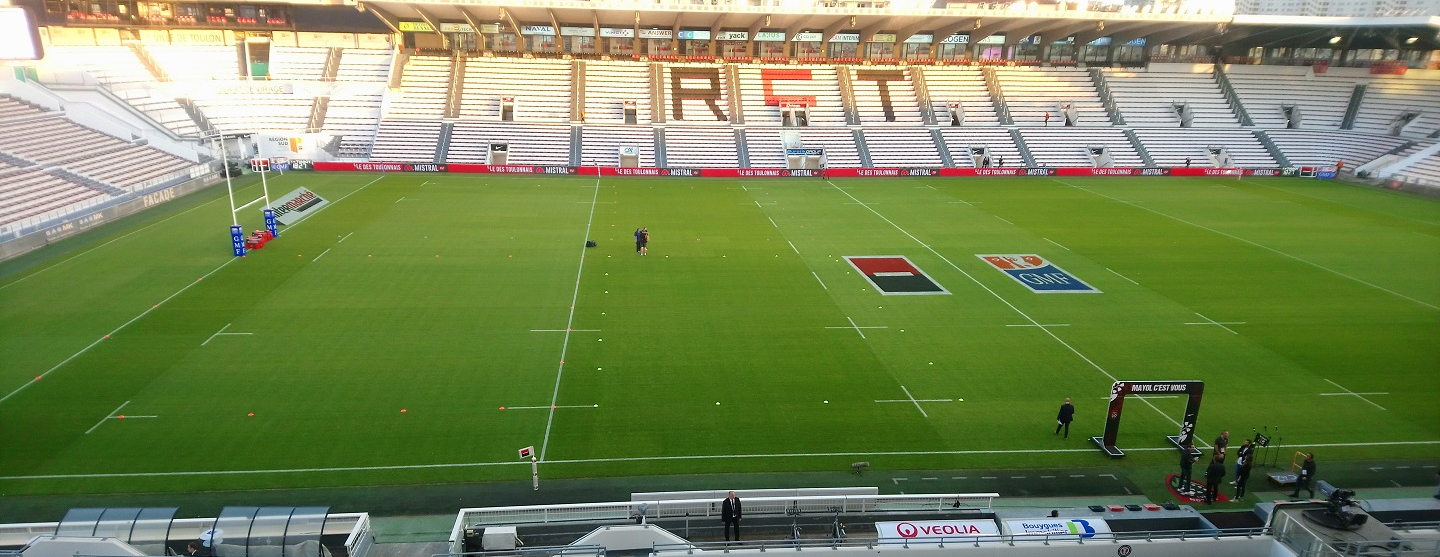 gradins et pelouse du stade Mayol à Toulon